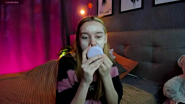 Snapshot of Lesi_Moonie01 chatting on 11.03.25 Lesi Moonie01 online show from 11.03.25