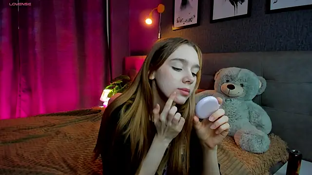 Snapshot of Lesi_Moonie01 chatting on 11.19.25 Lesi Moonie01 online show from 11.19.25