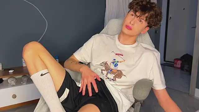 Snapshot of alyx_garden chatting on 12.26.24 alyx garden online show from 12.26.24