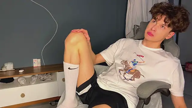 Snapshot of alyx_garden chatting on 12.26.24 alyx garden online show from 12.26.24