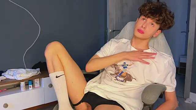 Snapshot of alyx_garden chatting on 12.28.24 alyx garden online show from 12.28.24