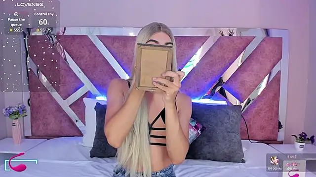 Snapshot of MaxiRogers chatting on 11.08.25 MaxiRogers online show from 11.08.25