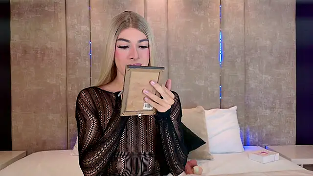 Snapshot of MaxiRogers chatting on 11.17.25 MaxiRogers online show from 11.17.25