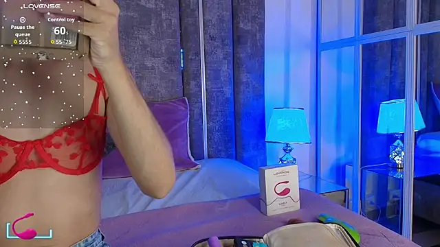 Snapshot of MaxiRogers chatting on 11.20.25 MaxiRogers online show from 11.20.25