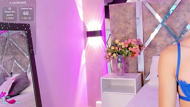 Snapshot of MaxiRogers chatting on 11.29.25 MaxiRogers online show from 11.29.25