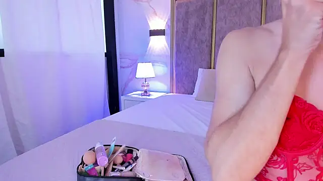 Snapshot of MaxiRogers chatting on 12.14.25 MaxiRogers online show from 12.14.25