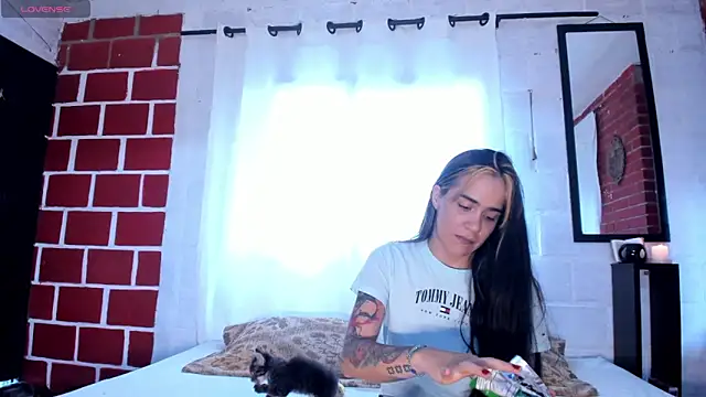 Snapshot of Kimandyuk chatting on 11.14.25 Kimandyuk online show from 11.14.25