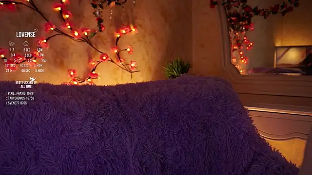 Snapshot of GillianDowdey chatting on 11.22.25 GillianDowdey online show from 11.22.25