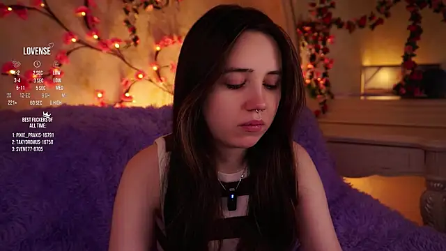 Snapshot of GillianDowdey chatting on 11.26.25 GillianDowdey online show from 11.26.25