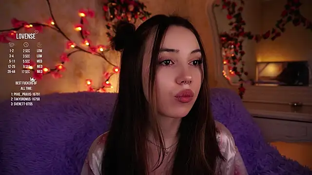 Snapshot of GillianDowdey chatting on 11.29.25 GillianDowdey online show from 11.29.25