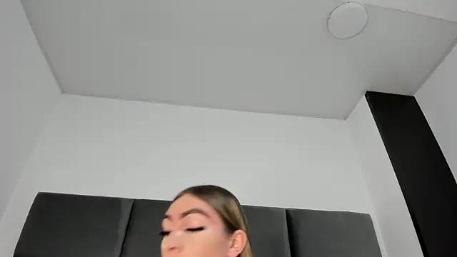 Lizz Luna online show from 11.29.25