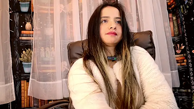 Snapshot of julietta___jackson chatting on 05.13.26 julietta jackson online show from 05.13.26