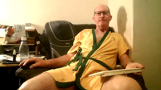 Snapshot of doggsy01 chatting on 11.22.25 doggsy01 online show from 11.22.25