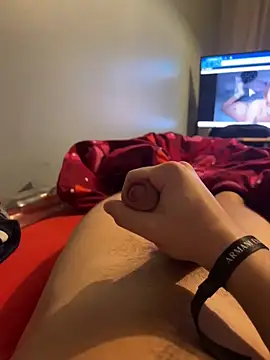 Snapshot of enzomlt chatting on 11.26.25 enzomlt online show from 11.26.25