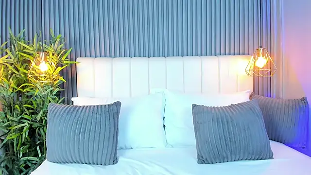 Snapshot of LinaGlam chatting on 10.21.25 LinaGlam online show from 10.21.25