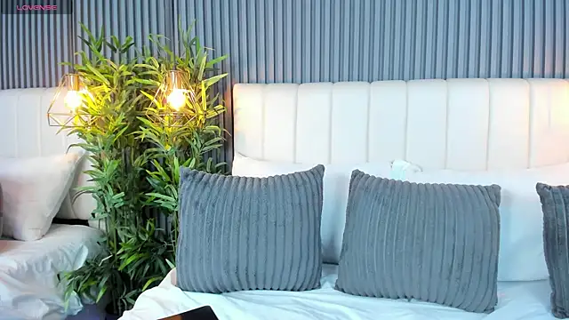 Snapshot of LinaGlam chatting on 11.14.25 LinaGlam online show from 11.14.25