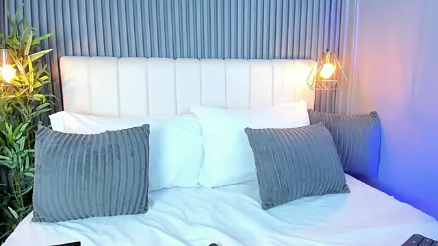 Snapshot of LinaGlam chatting on 11.18.25 LinaGlam online show from 11.18.25