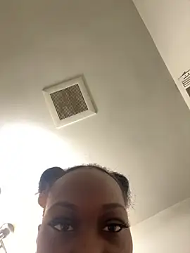 Snapshot of honeybrow chatting on 01.15.25 honeybrow online show from 01.15.25