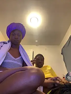 Snapshot of honeybrow chatting on 03.21.25 honeybrow online show from 03.21.25