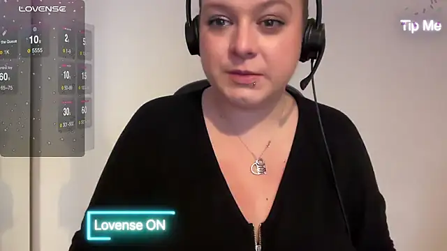 NaughtyWifeUK online show from 01.05.25