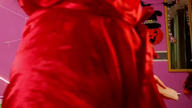 Snapshot of RileySkye chatting on 10.17.25 RileySkye online show from 10.17.25