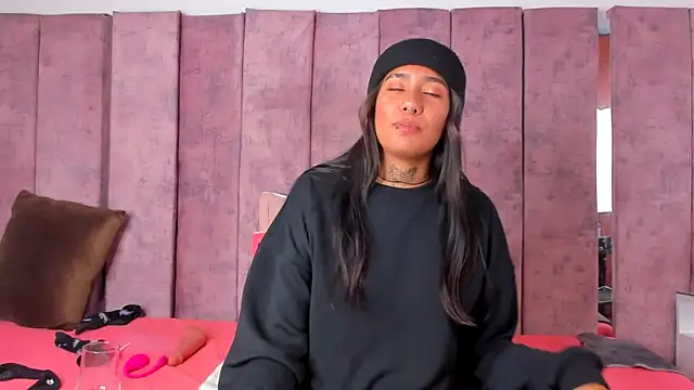 Snapshot of AshlieRoberts chatting on 01.11.25 AshlieRoberts online show from 01.11.25