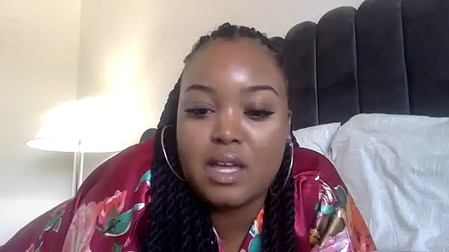 Snapshot of itsprettyfee chatting on 01.05.25 itsprettyfee online show from 01.05.25