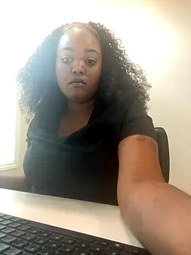 Snapshot of itsprettyfee chatting on 09.18.25 itsprettyfee online show from 09.18.25