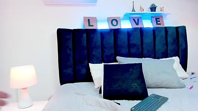 Snapshot of Mia_brunette26 chatting on 12.17.24 Mia brunette26 online show from 12.17.24