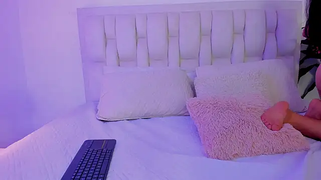 Snapshot of Mia_brunette26 chatting on 12.27.24 Mia brunette26 online show from 12.27.24