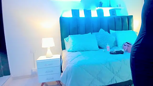 Snapshot of Mia_brunette26 chatting on 01.08.25 Mia brunette26 online show from 01.08.25