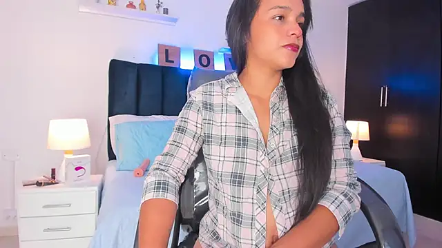 Snapshot of Mia_brunette26 chatting on 01.17.25 Mia brunette26 online show from 01.17.25