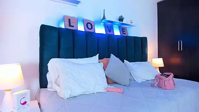 Snapshot of Mia_brunette26 chatting on 01.21.25 Mia brunette26 online show from 01.21.25