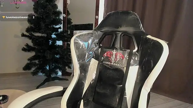 Snapshot of Lana_Younes chatting on 02.10.25 Lana Younes online show from 02.10.25