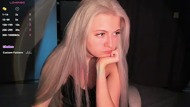 Snapshot of Lana_Younes chatting on 10.20.25 Lana Younes online show from 10.20.25