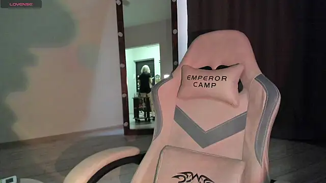 Snapshot of Lana_Younes chatting on 11.04.25 Lana Younes online show from 11.04.25