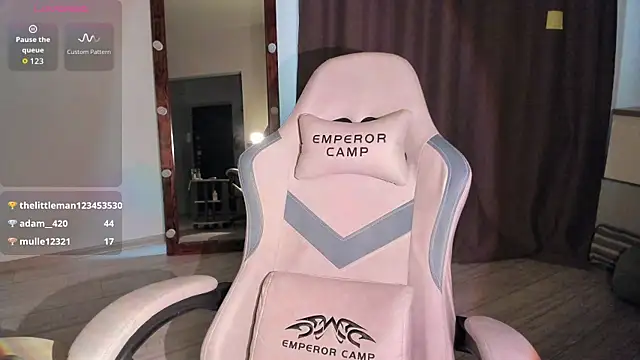 Snapshot of Lana_Younes chatting on 11.23.25 Lana Younes online show from 11.23.25