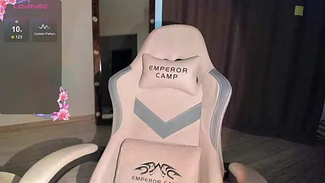 Snapshot of Lana_Younes chatting on 11.26.25 Lana Younes online show from 11.26.25