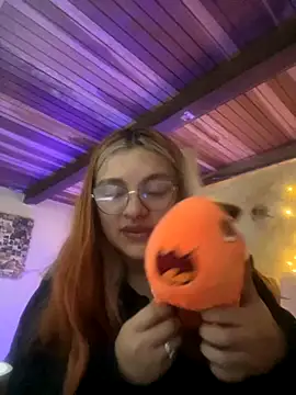 Snapshot of SophiaWeestt99 chatting on 10.15.25 SophiaWeestt99 online show from 10.15.25