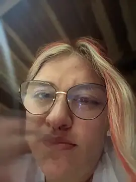 Snapshot of SophiaWeestt99 chatting on 10.22.25 SophiaWeestt99 online show from 10.22.25