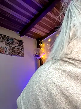 Snapshot of SophiaWeestt99 chatting on 11.09.25 SophiaWeestt99 online show from 11.09.25