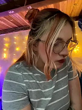 Snapshot of SophiaWeestt99 chatting on 11.28.25 SophiaWeestt99 online show from 11.28.25