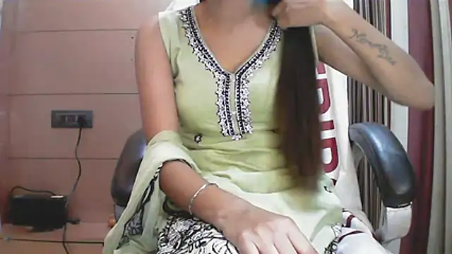 Snapshot of collage_hoty chatting on 12.22.25 collage hoty online show from 12.22.25