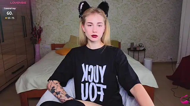 Snapshot of LunaBelli chatting on 11.04.25 LunaBelli online show from 11.04.25