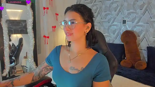 Snapshot of Sophiee_Hill chatting on 04.21.26 Sophiee Hill online show from 04.21.26
