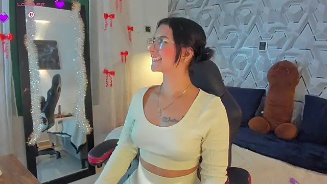 Snapshot of Sophiee_Hill chatting on 04.22.26 Sophiee Hill online show from 04.22.26
