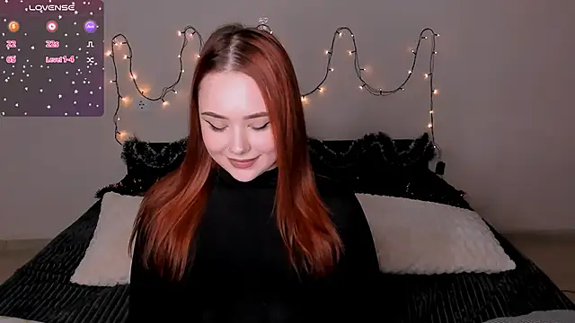 Snapshot of LittleKiitten chatting on 12.21.24 LittleKiitten online show from 12.21.24