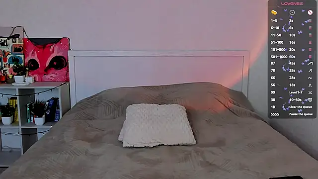 Snapshot of LittleKiitten chatting on 09.13.25 LittleKiitten online show from 09.13.25