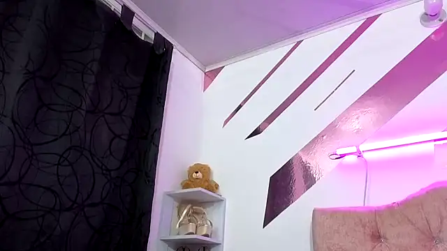 Kitten Hot  online show from 10.31.25