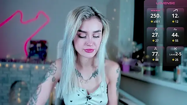 Snapshot of _Ravenaa chatting on 12.14.24 Ravenaa online show from 12.14.24